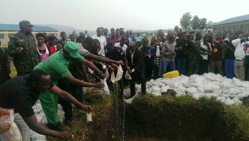 Abaturage bitabiriye ubukangurambaga bwo kurwanya ibiyobyabwenge mu ...
